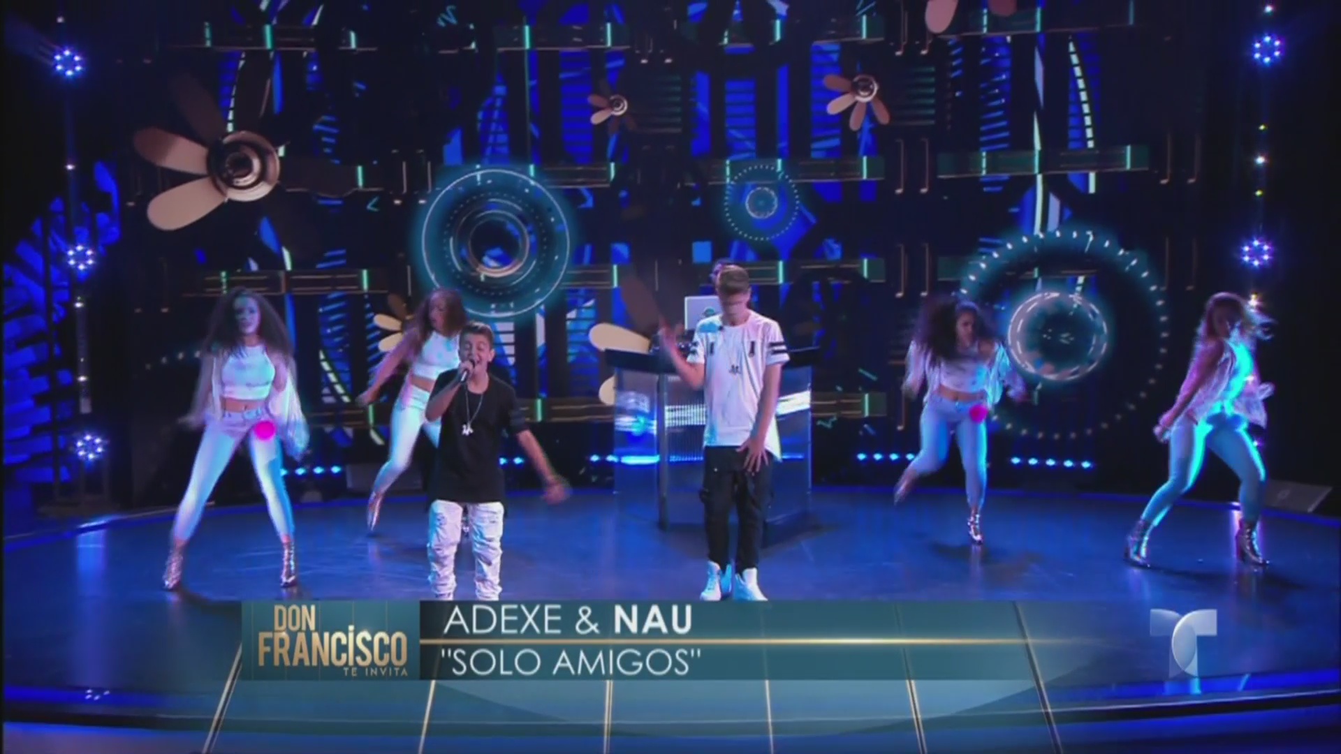 Adexe y Nau interpretan Solo amigos en Don Francisco Te Invita (VIDEO) | Telemundo