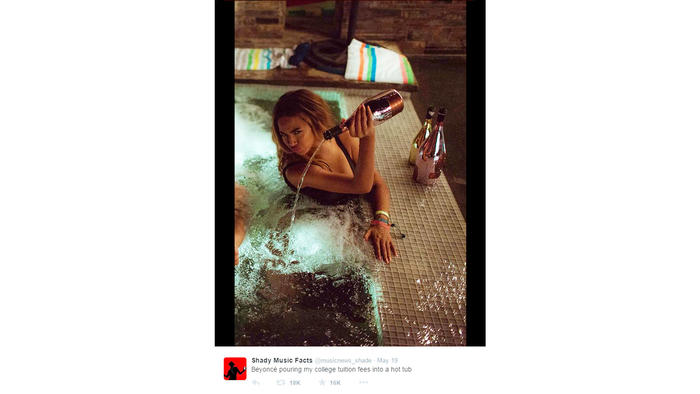 Beyoncé bañándose en champán