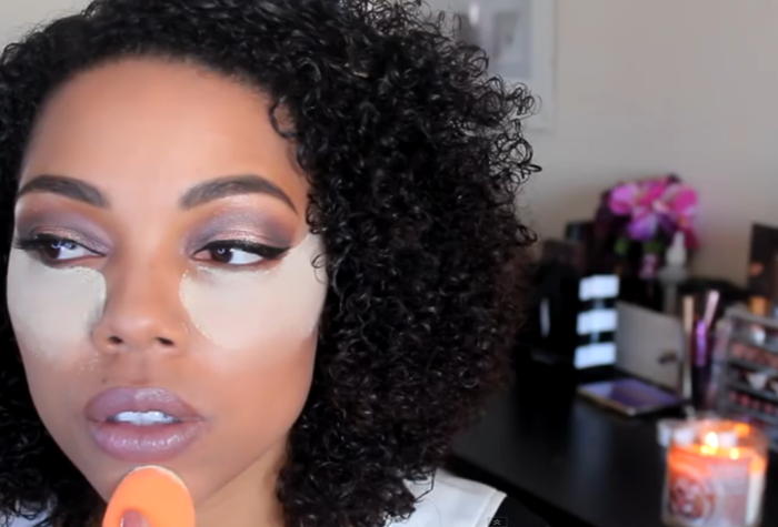 Una bloguera demuestra el baking de maquillaje