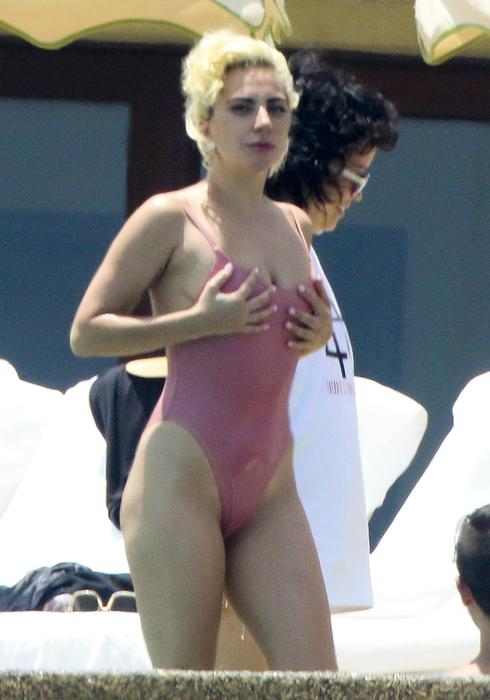 Lady Gaga muestra su cuerpazo en bikini en Los Cabos, Mexico
