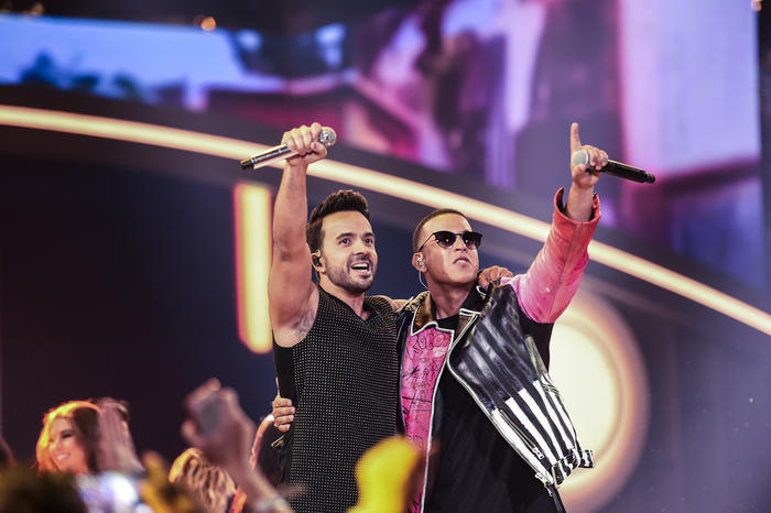 Luis Fonsi y Daddy Yankee cantando Premios Billboard