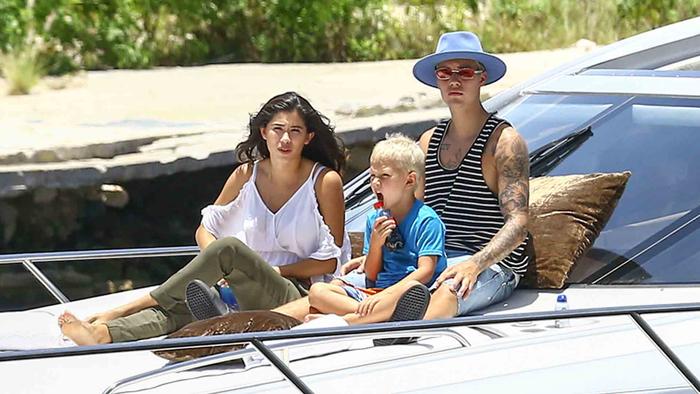 Justin Bieber, Alexandra Rodriguez y Jaxton dando un paseo en yate en Miami