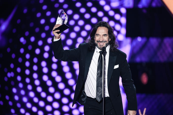 Marco Antonio Solís recibe su premio en Premios Billboard 2016 