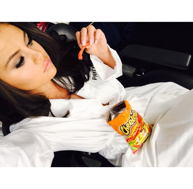 Selena Gomez comiendo Cheetos
