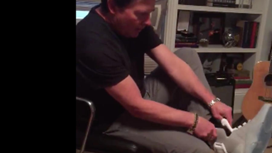 Michael J. Fox se prueba los zapatos de 'Volver al Futuro II'. Los Nike Mag, que se ajustan solos, saldrán a la venta el próximo año