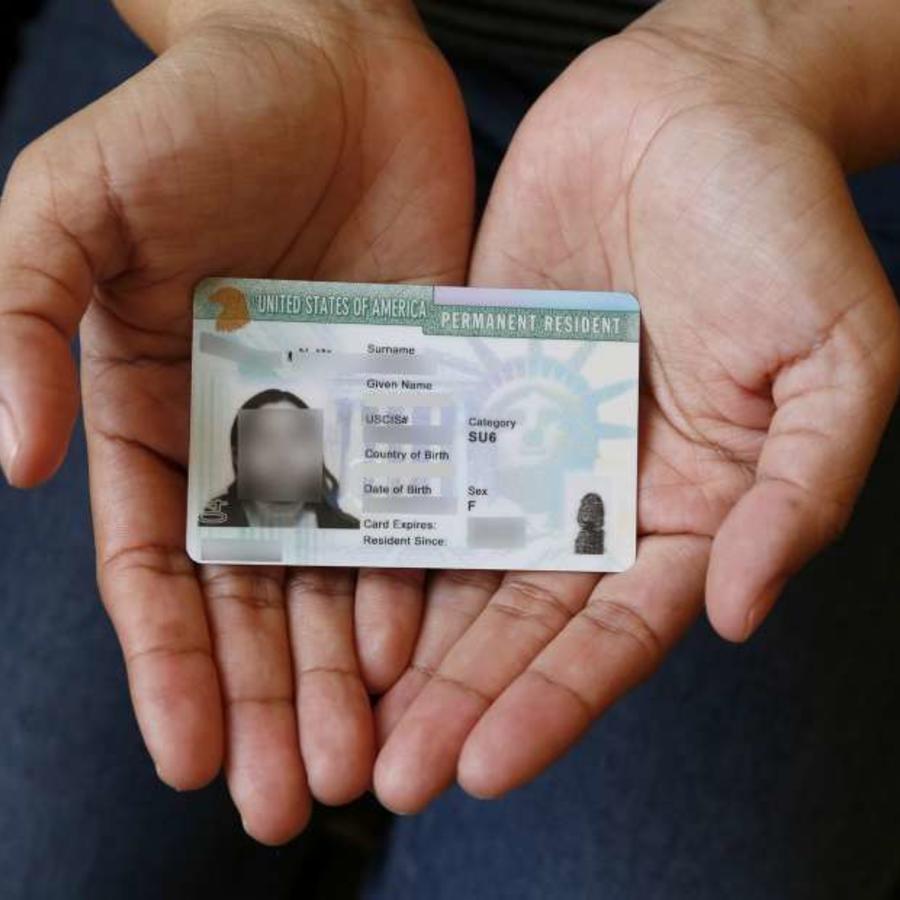 Los beneficiarios de la “Green Card” deberán presentar una identificación con foto antes de recibir la tarjeta en su casa.