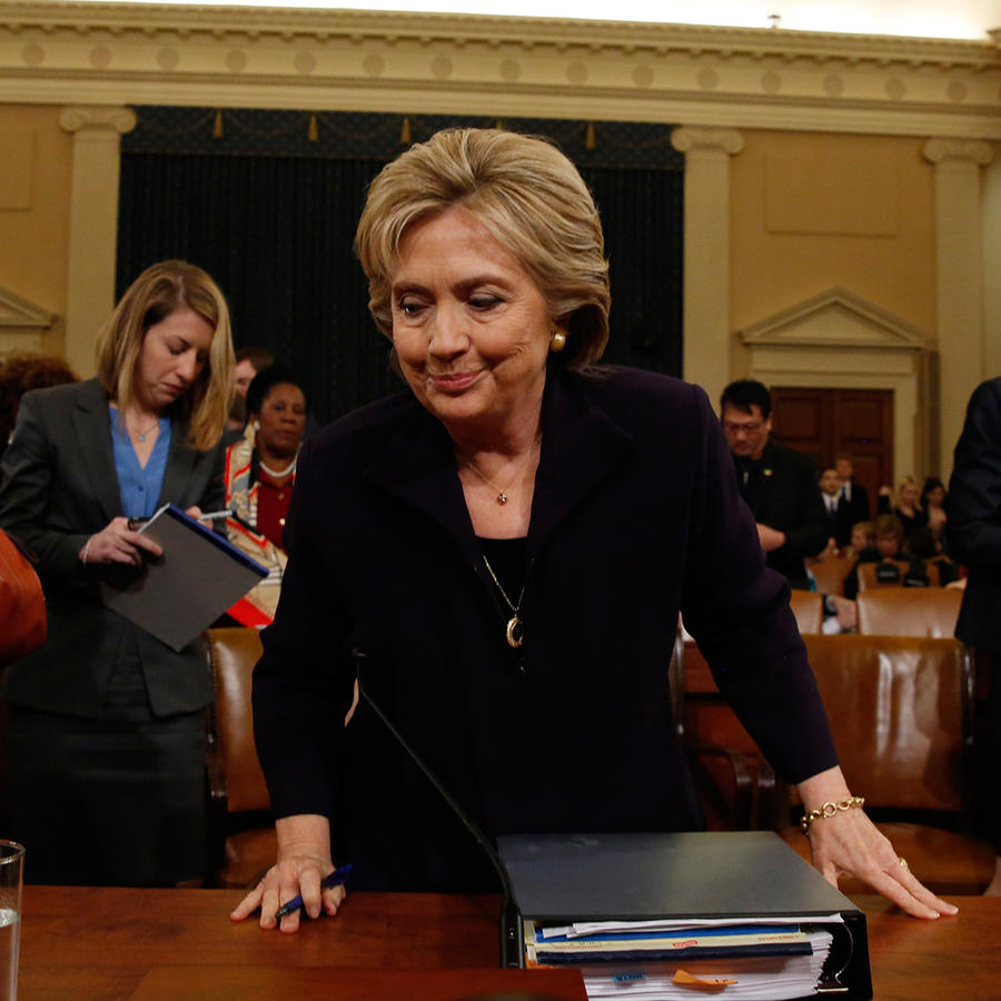 Hillary Clinton toma un descanso durante su audiencia en el Congreso sobre los ataques en Bengasi, Libia en el 2012