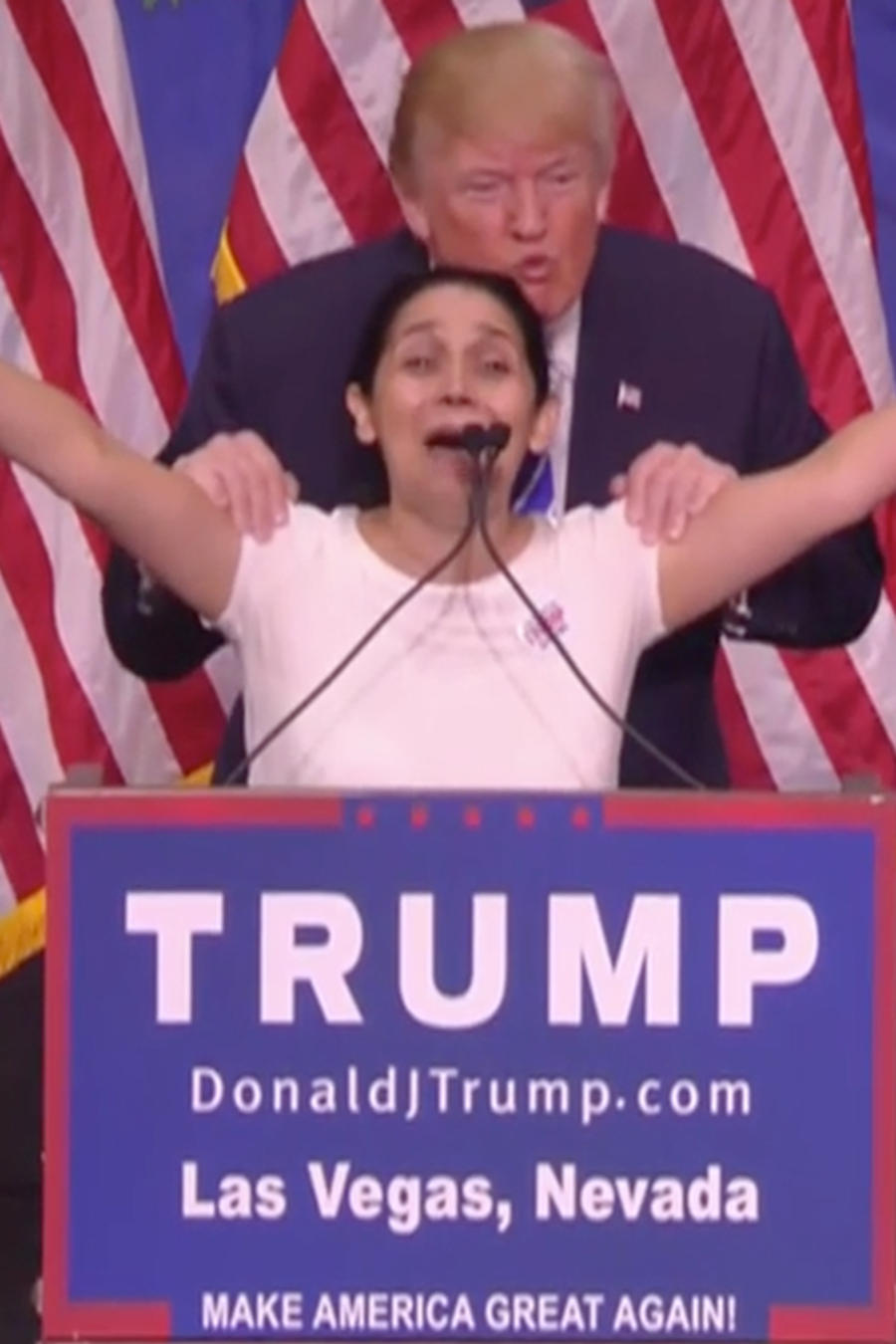 Mujer hispana sube al escenario con Donald Trump en Las Vegas y a gritos le dice que lo apoya