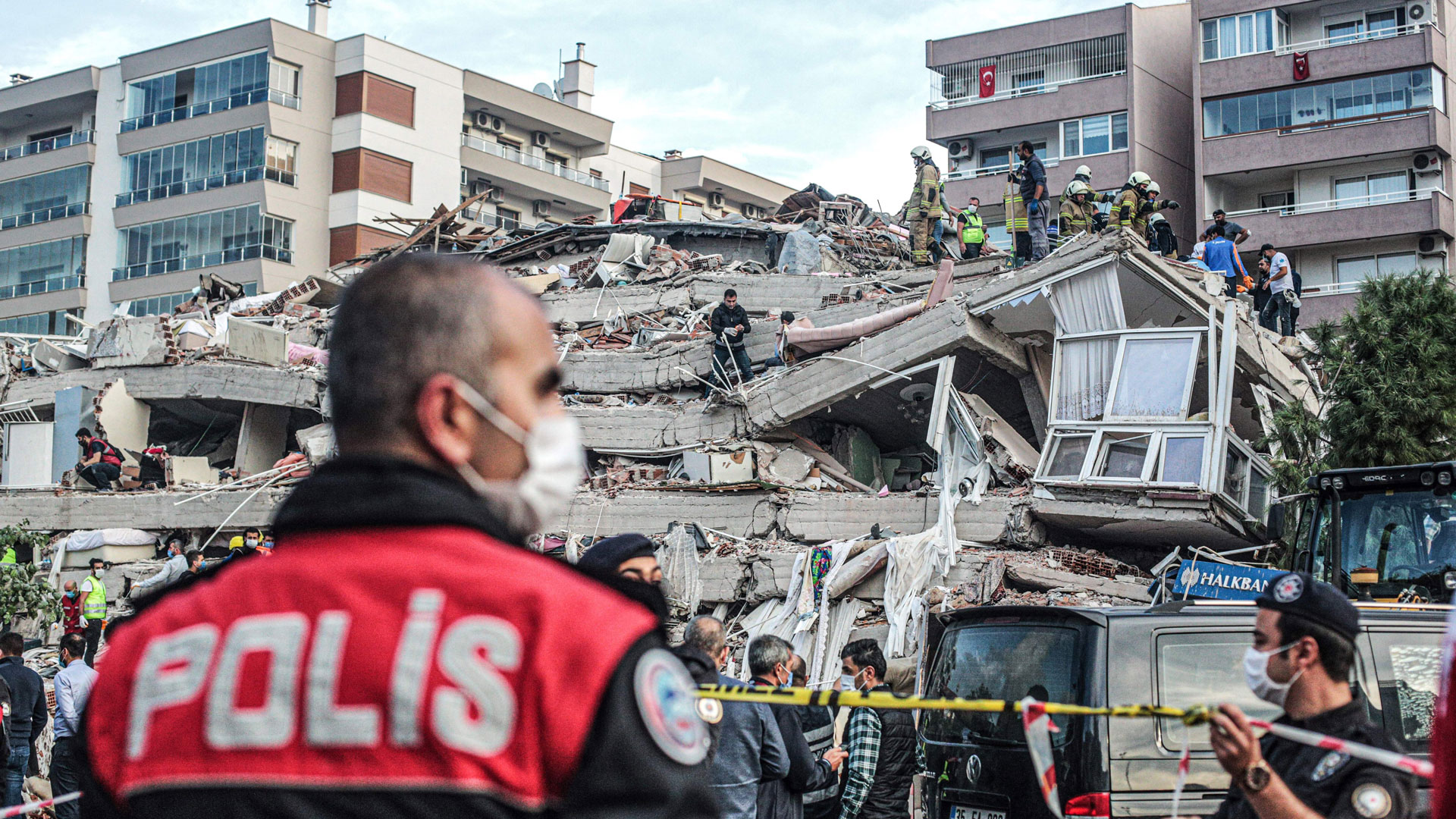 Un terremoto provoca muertos y alerta de tsunami en Turquía y Grecia