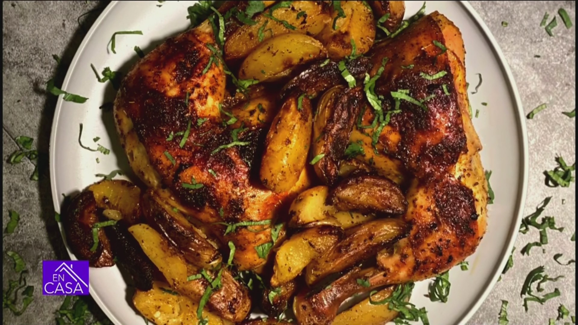 Prepara este delicioso pollo rostizado al estilo del chef Aurelio