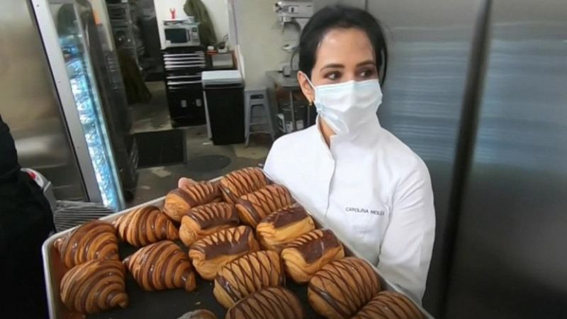 Dueña de pastelería logra levantar su negocio gracias a las ventas online |  Telemundo