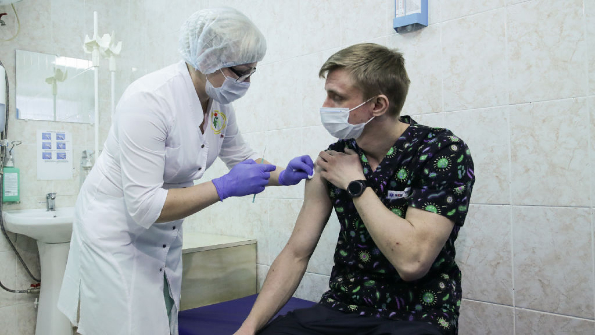 Кома от вакцины. Вакцинация от коронавируса в России. Вакцинация фото. Массовая иммунизация. Вакцина ТАСС.