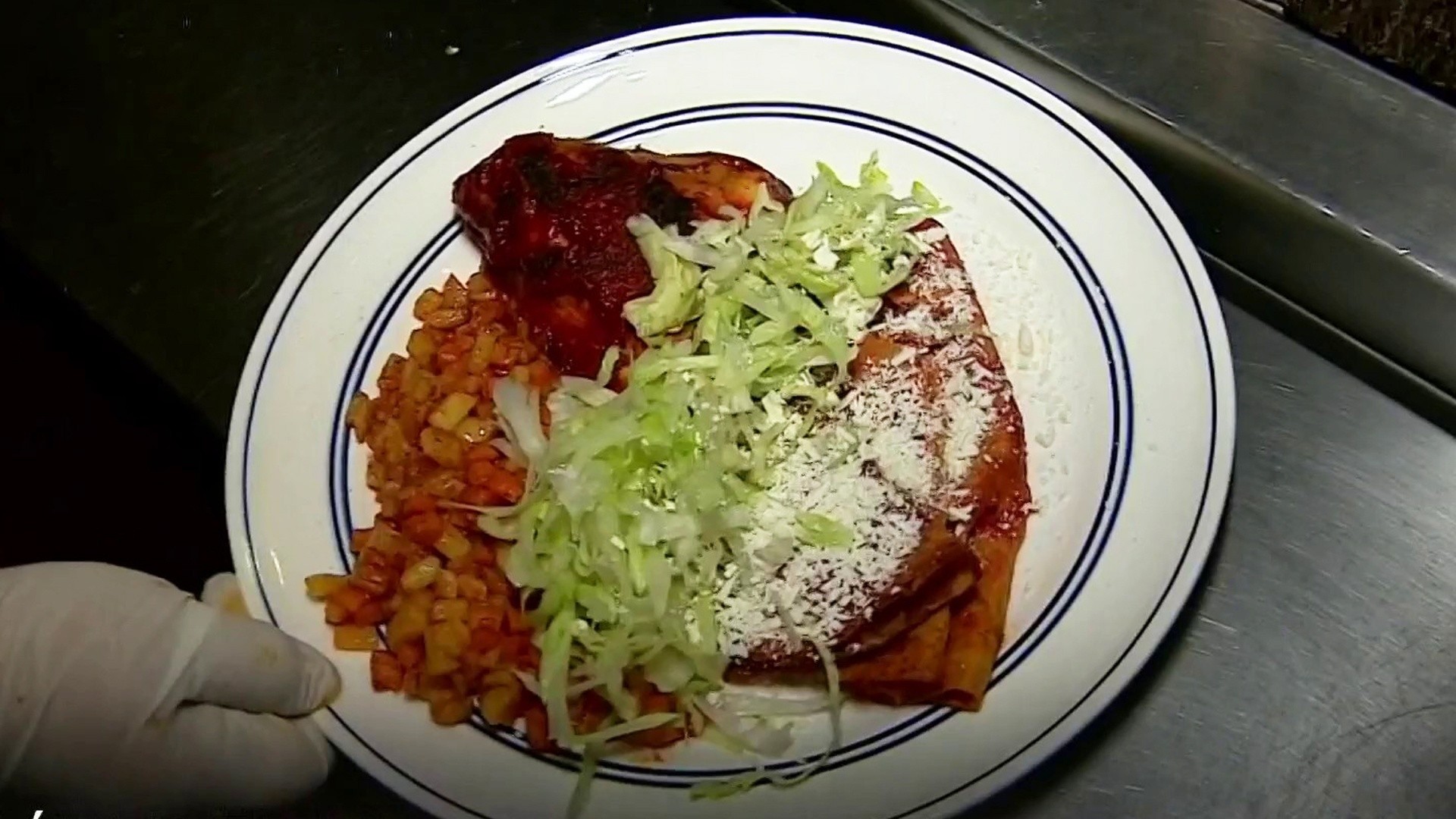 Sabor Latino: Así se preparan las tradicionales enchiladas michoacanas que  deleitan paladares | Telemundo