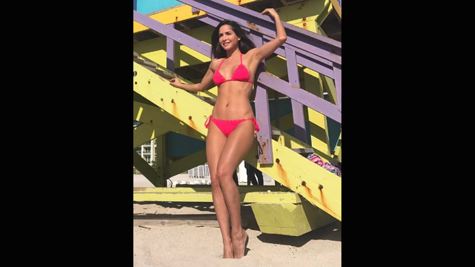 Mira los sexis bikinis que Carmen Villalobos lució en la playa (FOTOS) | Telemundo1920 x 1080