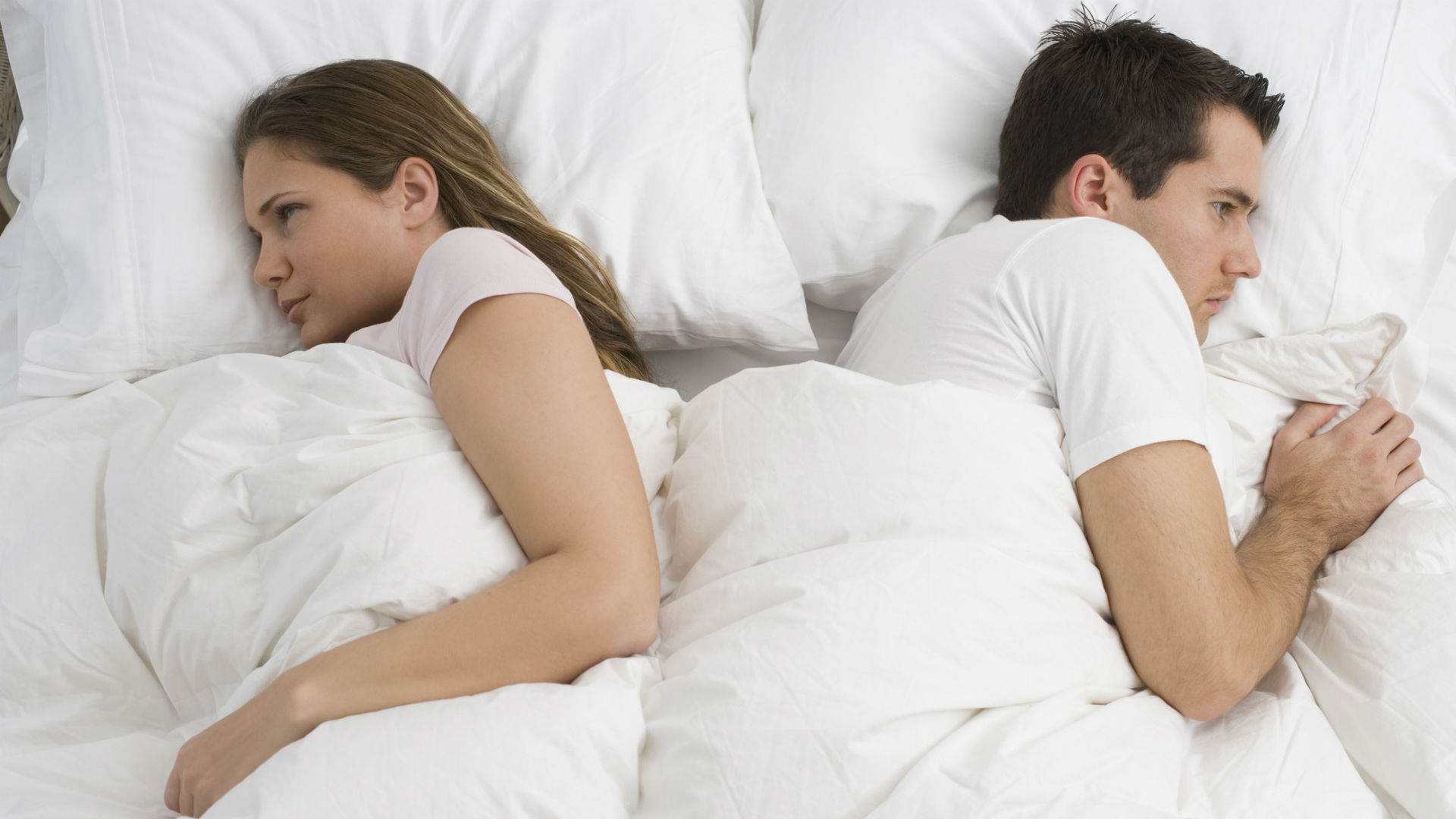 Tu pareja te da la espalda mientras duermen? Entonces podría ser infiel