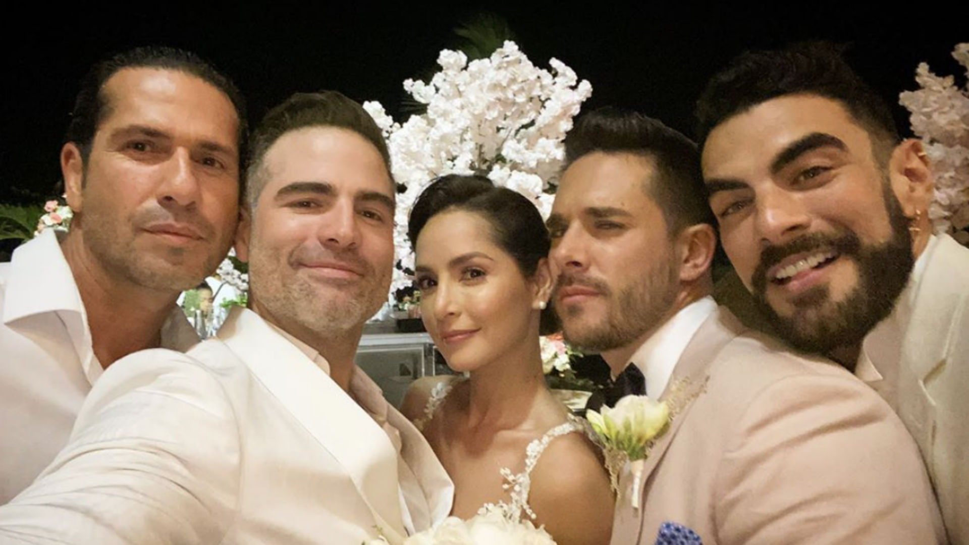 Todos los hombres de Carmen Villalobos se reunieron en su boda y esta foto  lo comprueba