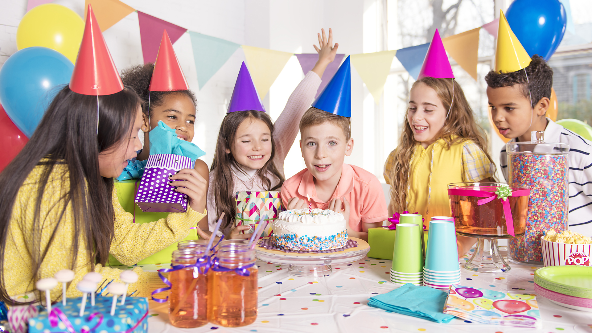 Platos, globos, mantel, invitaciones y más para una fiesta infantil