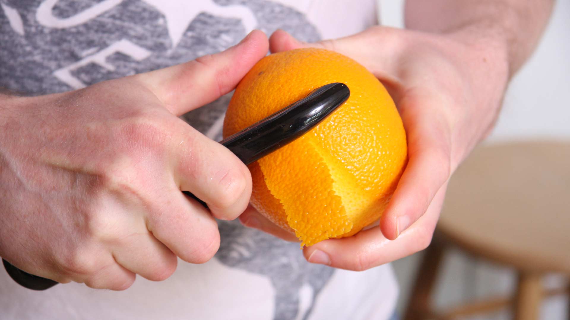 Употребление апельсинов. Кожура апельсина. Цедра цитрусовых. Почищенный апельсин. Чистка апельсина.