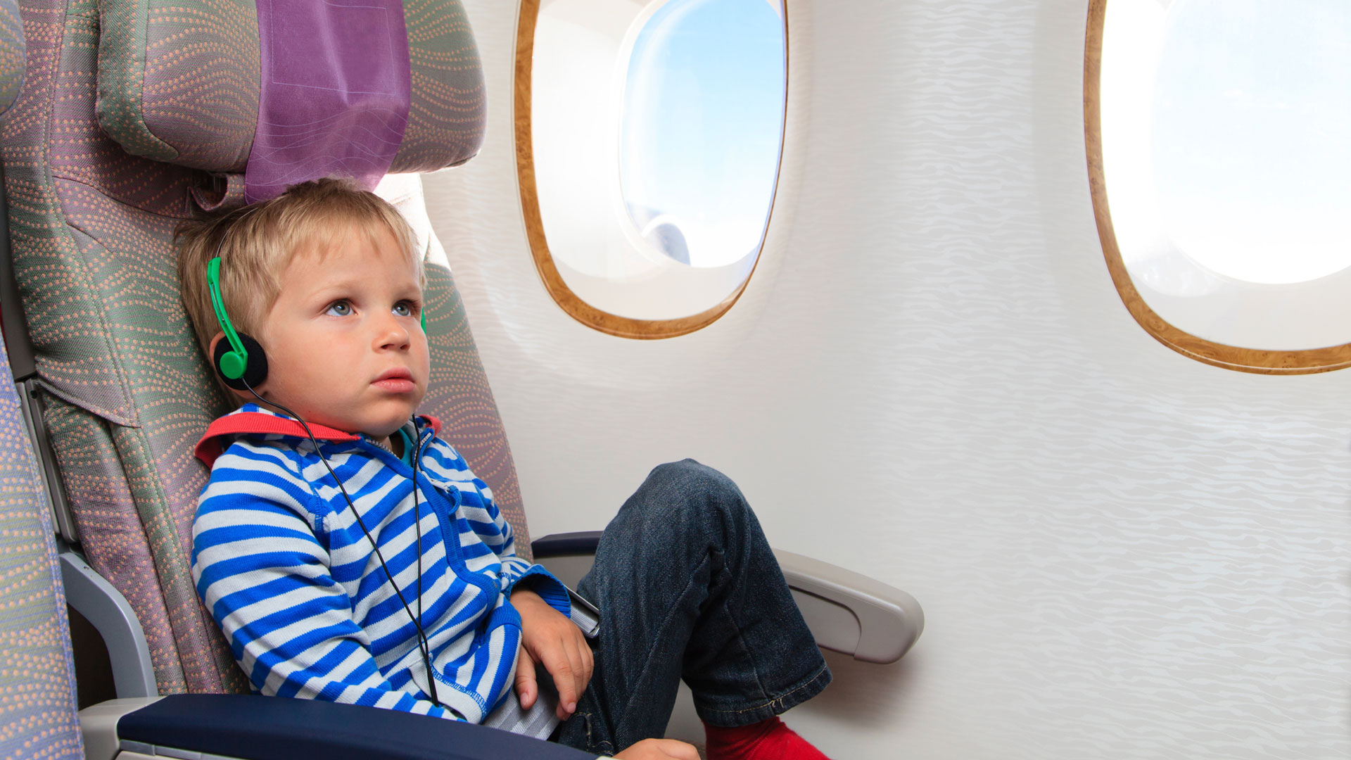 Со скольки можно летать самостоятельно на самолете. Самолет для детей. Путешествие на самолете детские. Для мальчиков самолёты. Детские фотосессии с самолетом.