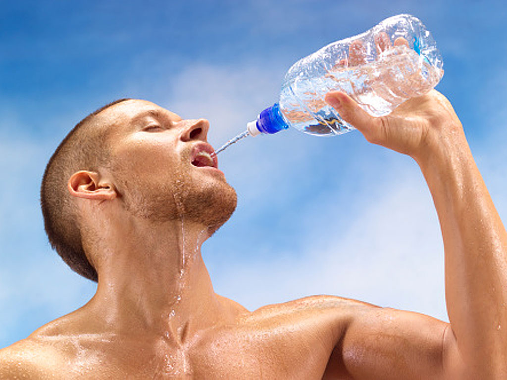 Удовлетворение жажды. Жажда воды. Вода и человек. Пьет воду из бутылки. Парень в воде.