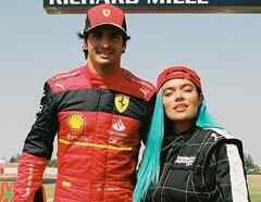 Karol G en la fábrica de Ferrari en Maranello, junto al piloto Carlos Sainz