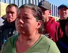 Salvadoreña clama por familiar detenido en centro incendiado