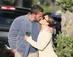 Jennifer Lopez y Ben Affleck besándose