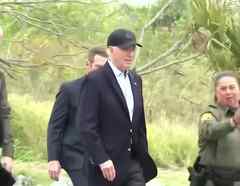 Las primeras imágenes de Biden caminando por la frontera