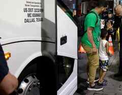 Niño migrante bajando de un autobús en Nueva York