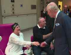 Rey Carlos III visita a pacientes con cáncer