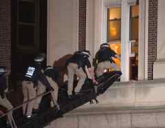 Policía de Nueva York ingresando por la ventana a la Universidad de Columbia