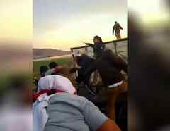 Agentes mexicanos golpean y bajan de La Bestia a migrantes