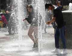 Niños juegan con el agua durante un día caluroso en Ciudad de México