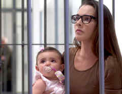 Kendra Santacruz cargando a una bebé en la cárcel en Bajo El Mismo Cielo