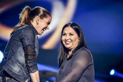 Ana Gabriel y Lucero sonriendo en el ensayo de Premios Billboard 2015