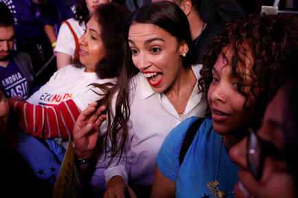 Alexandria Ocasio Cortez celebra su triunfo con sus seguidores el 6 de noviembre de 2018. Cortez, la primera mujer más joven elegida al Congreso, es una latina del Bronx de Nueva York.