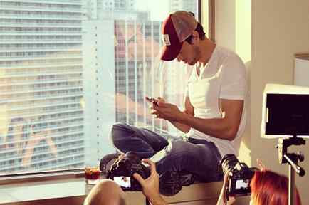 Enrique Iglesias mirando su telefono