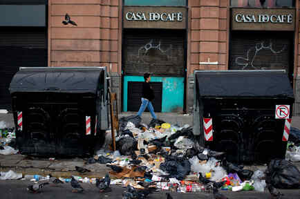 huelga general en argentina, calle con basura
