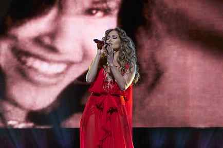 Jennifer Lopez cantando