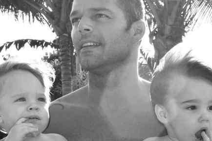Ricky Martin con sus hijos Valentino y Matteo en imagen blanco y negro