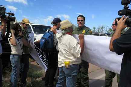 Manifestantes en contra de retenes de patrulla fronteriza en Arizona