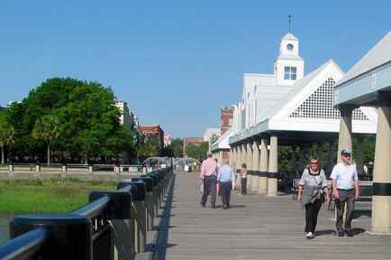 Los visitantes pasean por las costas en Charleston, Carolina del suro, el 23 de abril del 2015. 