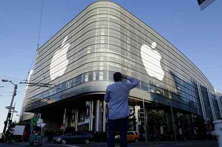 El logotipo de Apple adorna el exterior del edificio Moscone West en el primer día de la Conferencia Mundial para Programadores de Apple en San Francisco, el lunes 8 de junio del 2015. 