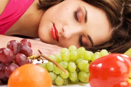 Mujer durmiendo con fruta