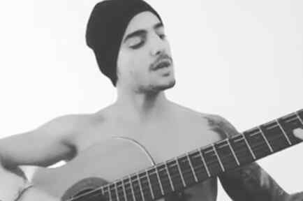 Maluma tocando la guitarra