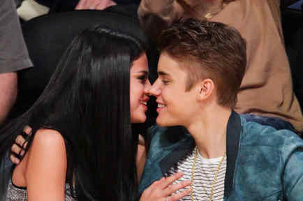 Selena Gomez y Justin Bieber en partido de los Lakers en 2012