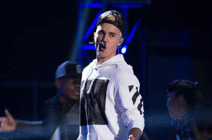 Justin Bieber cantando en evento benéfico de  la cadena ABC