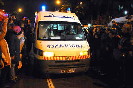 Una ambulancia se dirige al lugar de la explosión en un autobús en el centro de la capital de Túnez, el martes 24 de noviembre de 2015. 