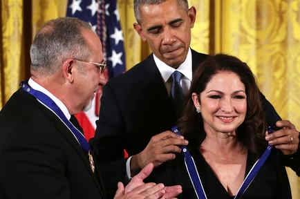 Gloria Estefan, Emilio Estefan y Barack Obama recibiendo Medalla de la Libertad