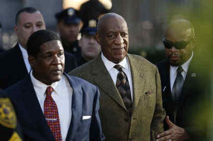 Bill Cosby saliendo de la corte de Montgomery